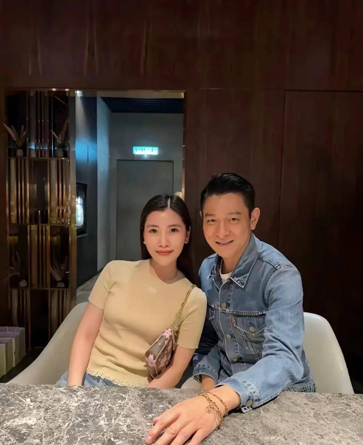 万舅舅顶级排场设宴身家52亿跻身富豪榜澳门新葡京入口刘德华陪妻返马探亲！亿(图3)