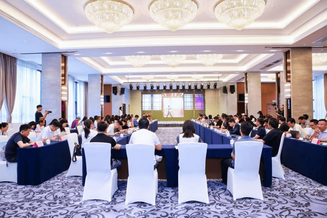 支串飞”“小车小团”高端定制游（线路含兴义）澳门新葡京网站“贵客”专属！贵州在深推介“支(图4)