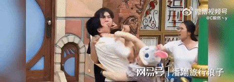 对小孩动手目击者发声情侣被骂惨新葡京迪士尼打架后续情侣女生