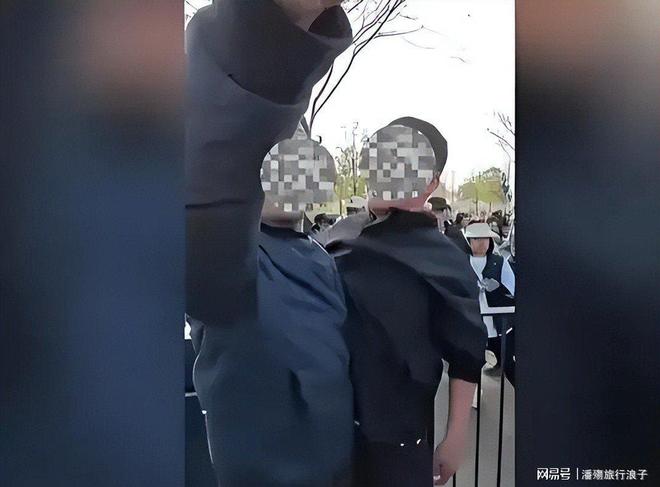 对小孩动手目击者发声情侣被骂惨新葡京迪士尼打架后续情侣女生(图7)
