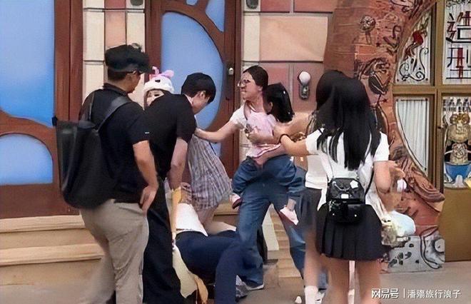 对小孩动手目击者发声情侣被骂惨新葡京迪士尼打架后续情侣女生(图5)