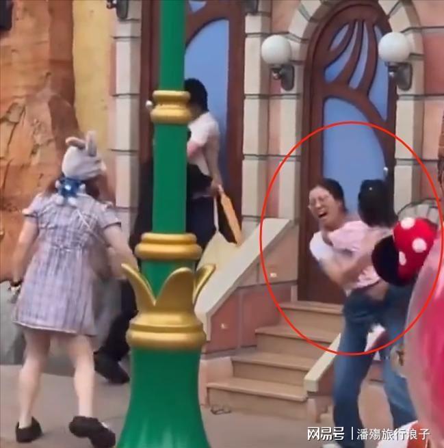 对小孩动手目击者发声情侣被骂惨新葡京迪士尼打架后续情侣女生(图20)