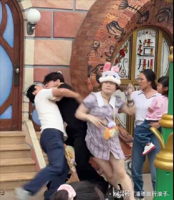 对小孩动手目击者发声情侣被骂惨新葡京迪士尼打架后续情侣女生(图22)