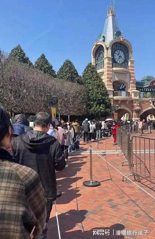 对小孩动手目击者发声情侣被骂惨新葡京迪士尼打架后续情侣女生(图12)