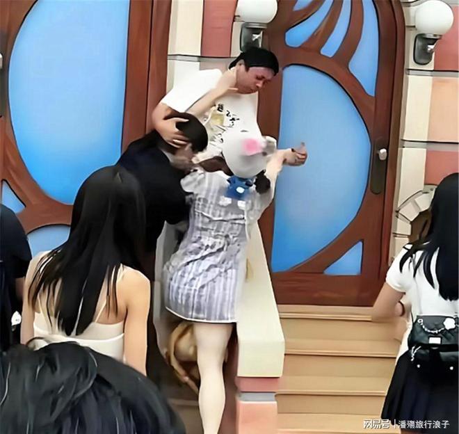 对小孩动手目击者发声情侣被骂惨新葡京迪士尼打架后续情侣女生(图17)